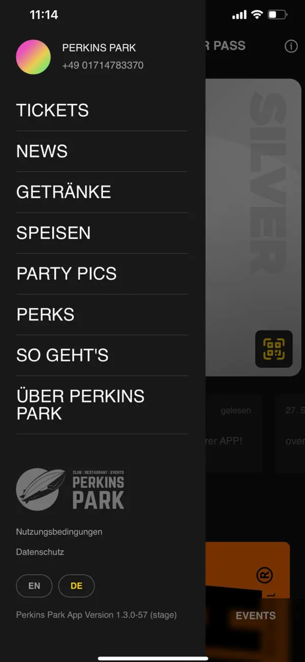 Menü der Perkins-Park-App mit Tickets, News, Getränken, Speisen, Party Pics und Perks — dahinter der Member Pass mit QR-Code