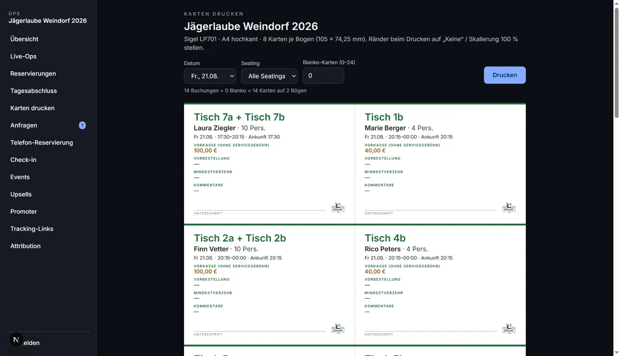 Ansicht „Karten drucken“: Druckvorschau der Tischkarten auf einem Etikettenbogen mit Tischnummer, Gastname, Personenzahl, Zeitfenster, Vorkasse, Feldern für Vorbestellung und Kommentare sowie Unterschriftszeile und Logo